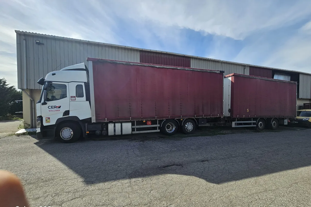 L’attelage du camion-ecole, sur l’aire d’évolution du centre.