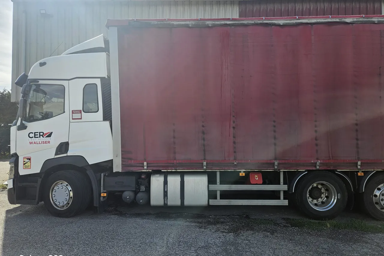 Le camion-ecole sur l’aire d’évolution, ou se déroulent les manœuvres du plateau.