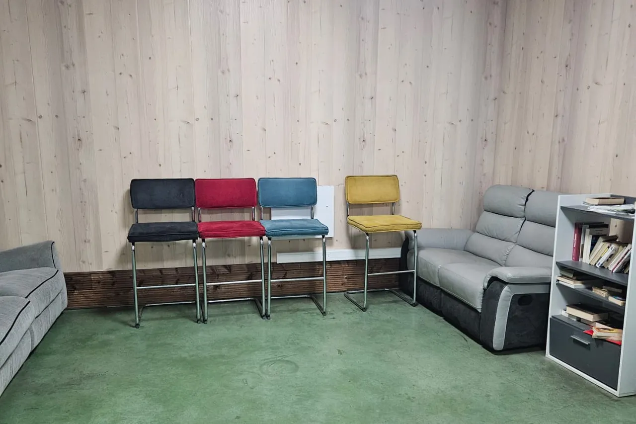 L’espace détente, avec ses canapés et ses chaises de couleur.